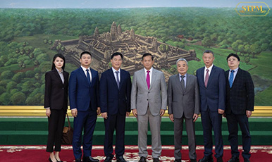 柬埔寨首相洪瑪奈會(huì)見(jiàn)金茂源環(huán)保集團(tuán)董事會(huì)主席張梁洪，展望中柬綠色產(chǎn)業(yè)合作